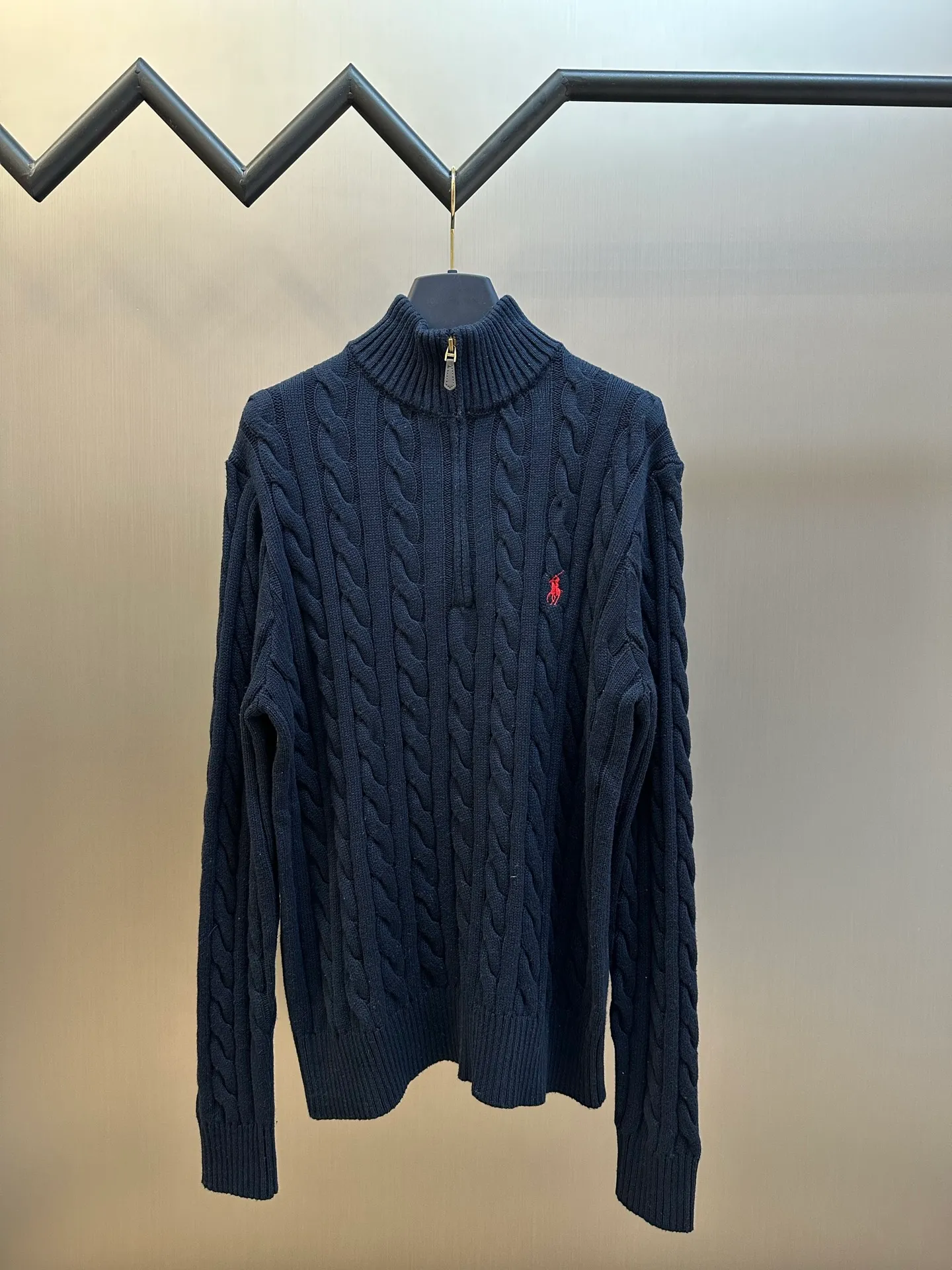P440 Ralph Lauren cable knitted zipper sweater. Custom-woven cotton cable knitted thick wool. The classic cable knitted structure design is infused with soul. The exquisite pony logo is embellished with it. It brings an atmosphere of freedom and vitality and is highly recognizable. The zippered half-high collar design interprets high-end style with unique details, adhering to the eternal elegance and taste.  Three-dimensional cable knitting, through clever shifting and interweaving of coils, cross-shifts adjacent coils to form a twisting effect of cable, with smooth and regular lines, which is time-consuming and labor-intensive.  The garment washing water is softened and deodorized using professional washing equipment and specific detergents to deeply clean and deodorize the clothes, improving the feel and appearance of the clothes size: s m l xl